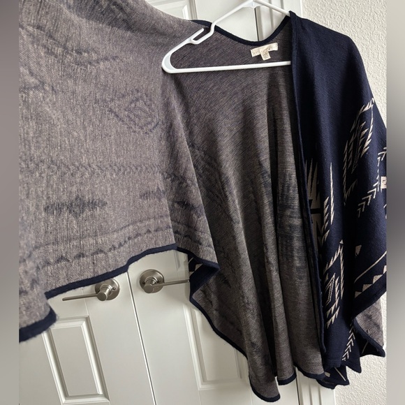 Francesca’s oversized square poncho cardigan, blue aztec pattern (size OS) - Picture 4 of 10